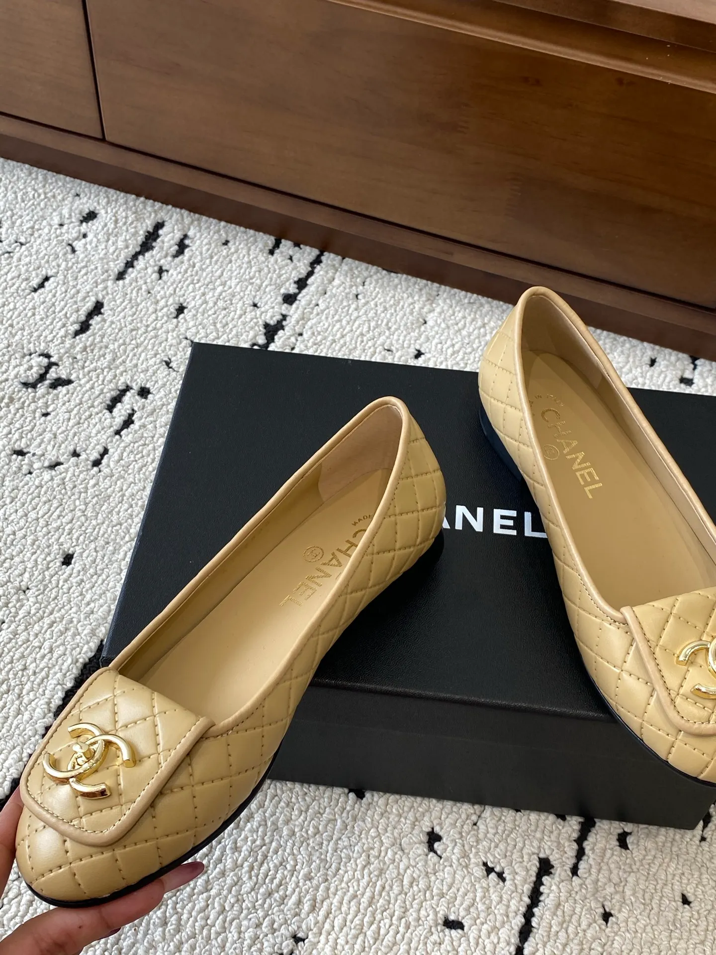 👟👟Ex-factory price 580👟👟 🍀CHANEL2025 new autumn and winter style, Mary Jane leather Chanel Xiaoxiang C home flat shoes Comfortable Mary Jane shoes Catwalk haute couture customization, simple yet sweet and playful Solid color fabric is refreshing and easy to wear Buckle design shoes are more heeling Upper: Customized sheepskin Inner foot pad: sheepskin Sole: Italian genuine leather sole Code number: 35-40 (40 customized items are non-refundable) 👉 👉